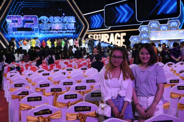 我校学生在嘉宾席