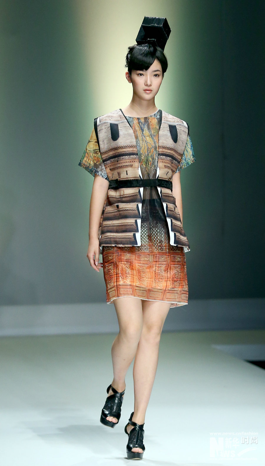 5月16日,模特在北京举行的“2015中国国际大学生时装周·万象城平台毕业生作品发布会”上展示毕业生时装作品。新华社记者陈建力摄